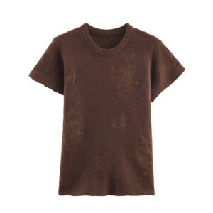 Simple and versatile embroidered short sleeved knitted top