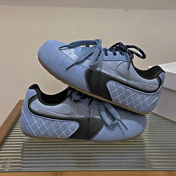 566150188 Contrast Flat Sneakers